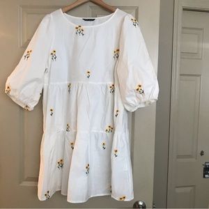 White cotton daisy babydoll dress. Size XL , 3/4 length sleeves.